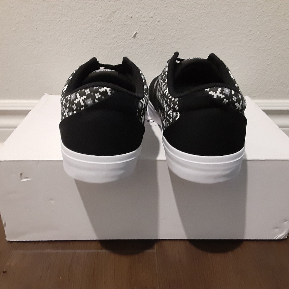 Nike - Picture 4 of 4